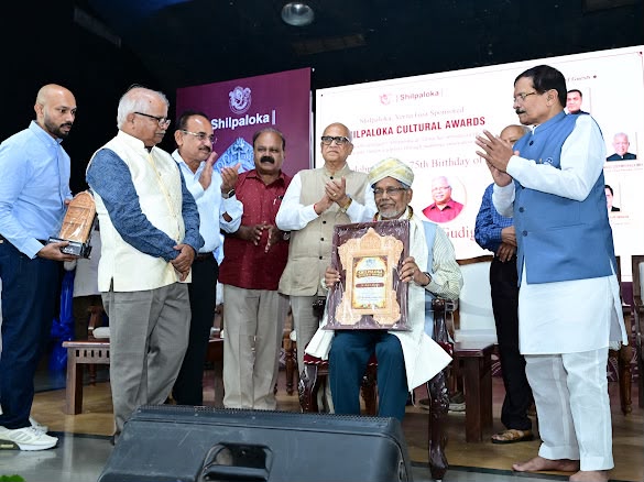 Dr. Rajiv Nigam receiving the Shilpaloka Cultural Award at the felicitation ceremony in Goa